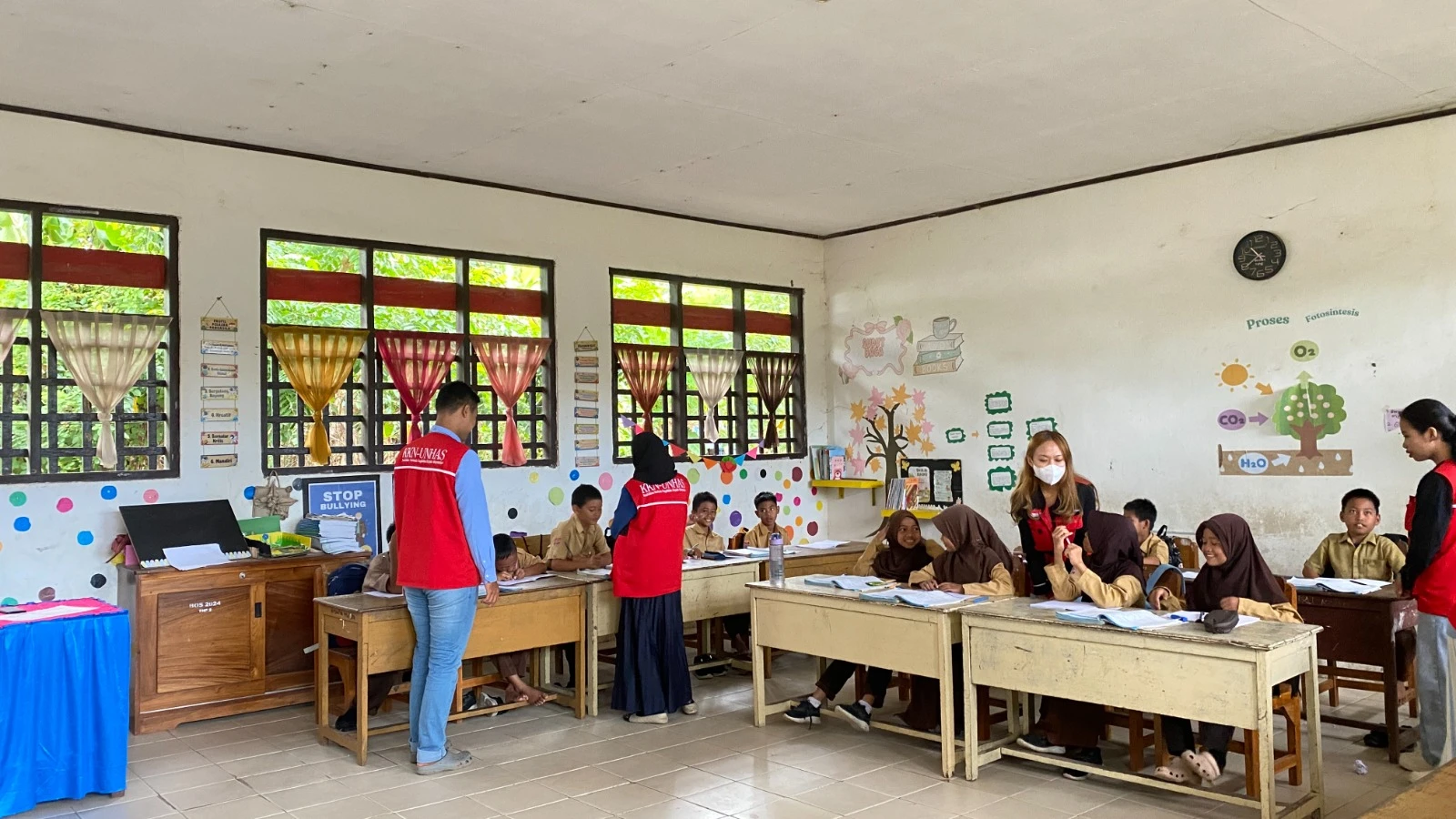 Suasana kelas menghidupkan pembelajaran surah pendek bersama mahasiswa KKNT Unhas dan siswa SDN 184 Pinrang. (Foto: Dok.Pribadi).